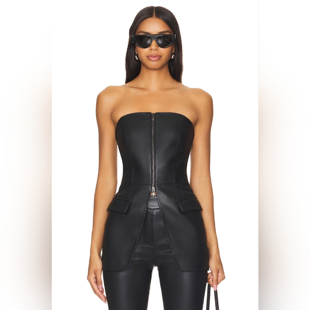 2B. NWT LAMARQUE AVANI TOP